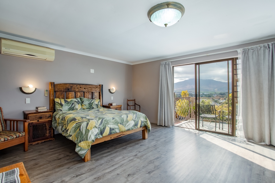 7 Bedroom Property for Sale in Uitsig Western Cape